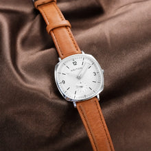 Women's quartz watch (laid flat)